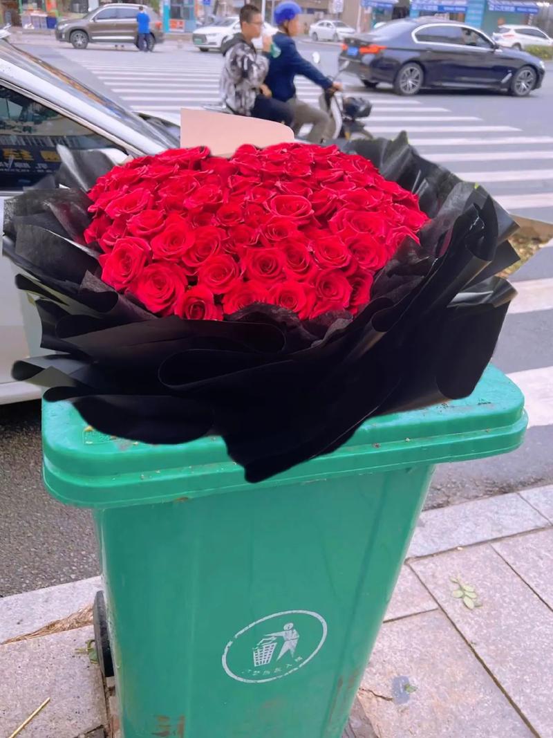 垃圾桶里捡点它，垃圾桶里捡的东西算偷吗？