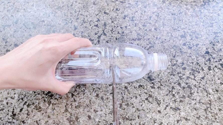 喝完的“矿泉水瓶”别扔？矿泉水瓶子喝完后可以装水喝吗？-第2张图片-优品飞百科