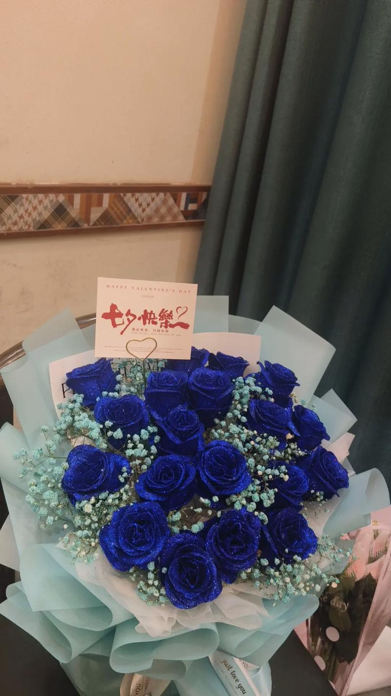 圣诞节适合送蓝色妖姬还是红玫瑰，圣诞节适合送蓝色妖姬还是红玫瑰呢？-第2张图片-优品飞百科