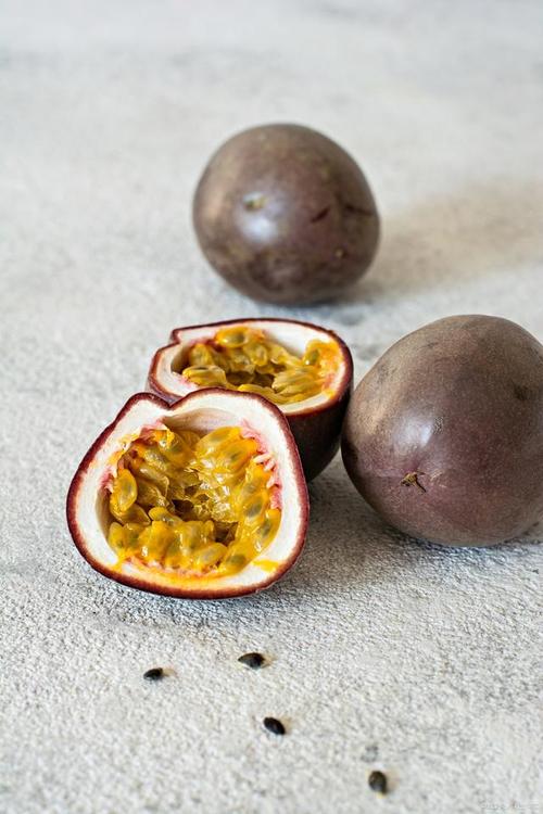 百香果的籽要嚼碎吃吗？百香果的籽要嚼碎吃吗视频？-第3张图片-优品飞百科