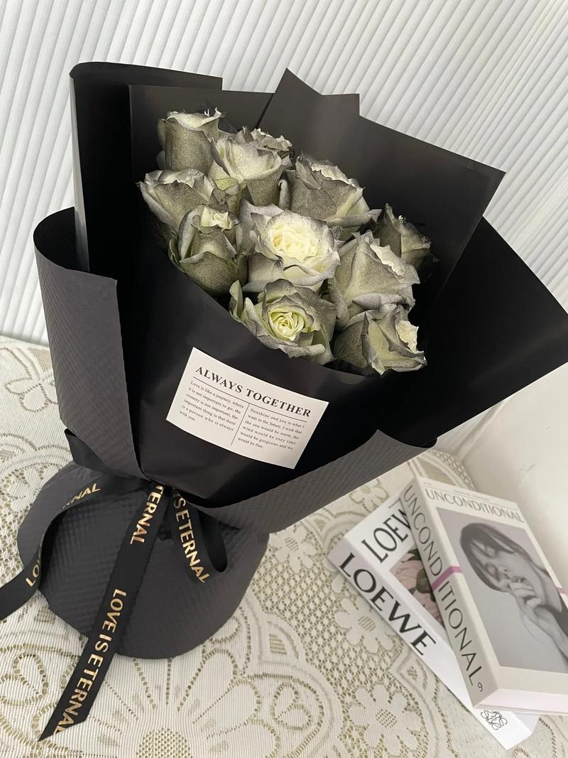 11朵玫瑰代表什么意思，11朵玫瑰代表什么意思加满天星加百合花的花语？-第1张图片-优品飞百科