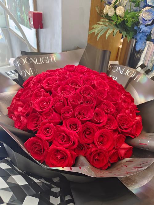 玫瑰支数代表的意思，送11朵还是19朵？玫瑰花束11支含义？