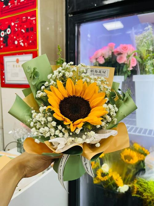 向日葵满天星搭配的意义，适合送什么人，向日葵满天星混搭花束-第3张图片-优品飞百科